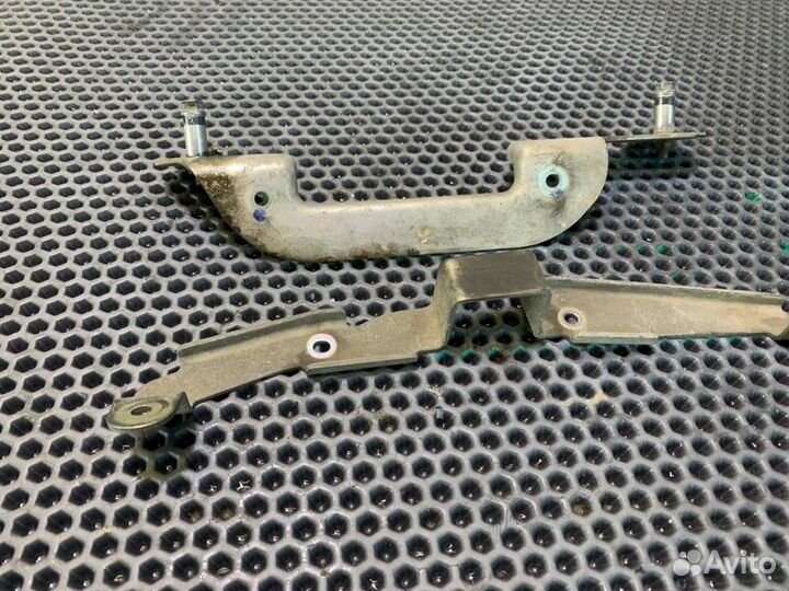 Крепление крышки двигателя Nissan Patrol