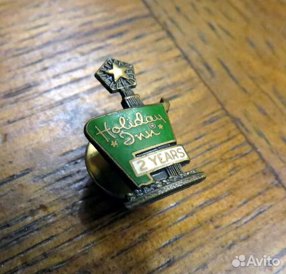 Значок 2 года Holiday Inn