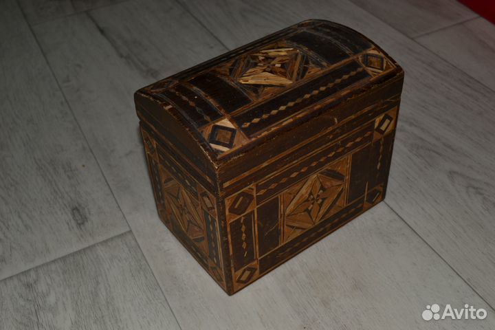 Деревянная шкатулка
