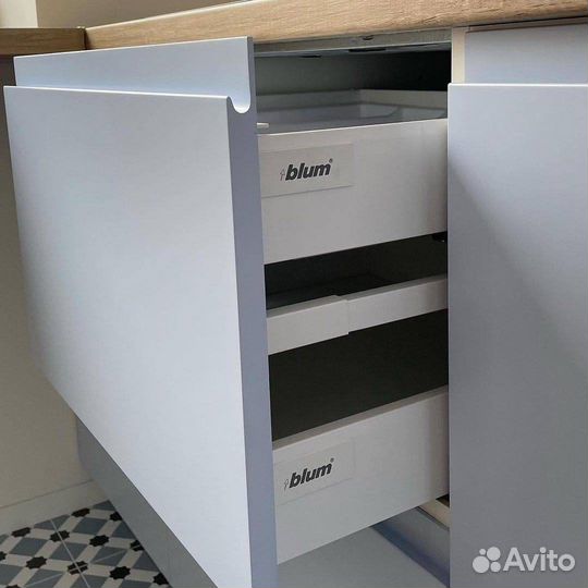 Кухня п-образная новая от фабрики