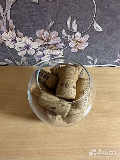 Пробки от шампанского в вазе