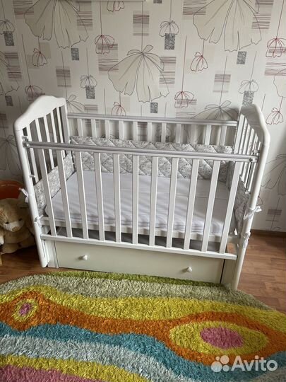Детская кроватка с универсальным маятником