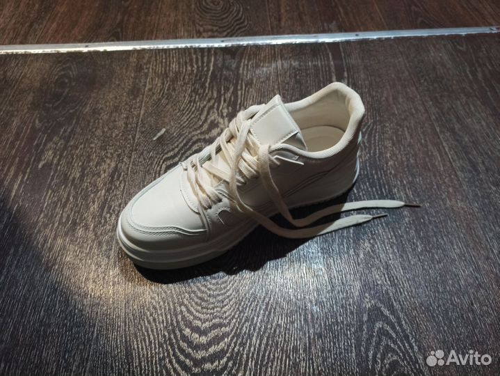 Кроссовки женские