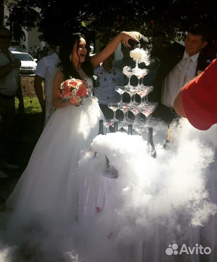 Пирамида из бокалов шампанского