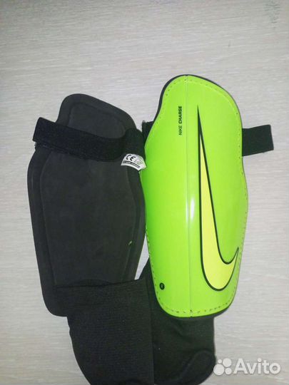 Футбольные щитки Nike