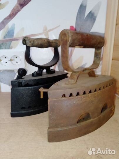 Старинный угольный утюг