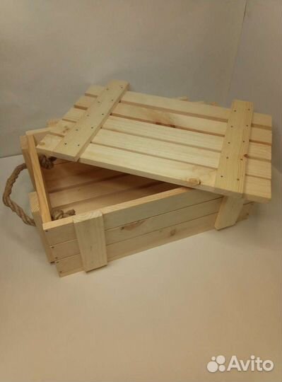 Деревянный ящик с крышкой