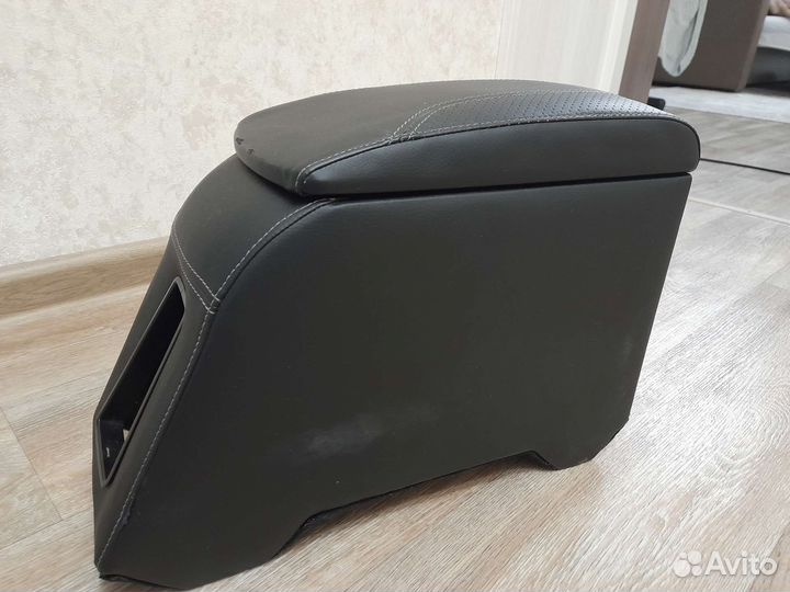 Подлокотник Polo 5 2009-2020 в хорош состоян