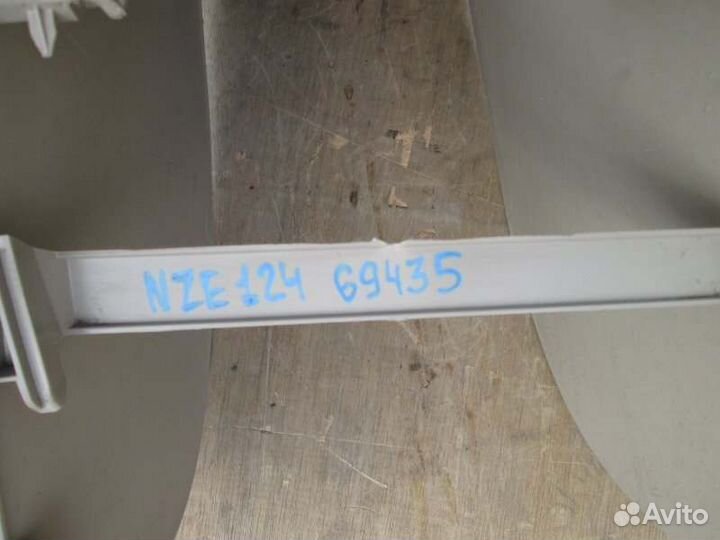 Бардачок между сиденьями Toyota Corolla Fielder