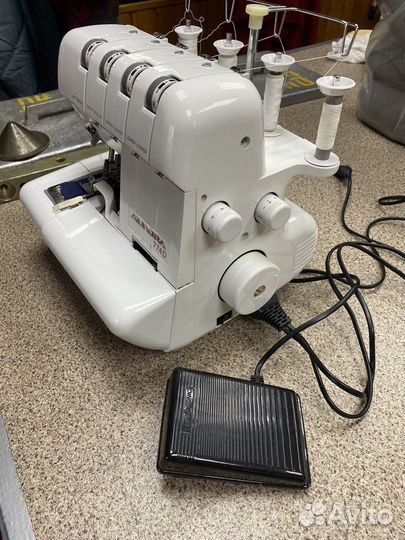 Швейная машинка оверлок Aurora