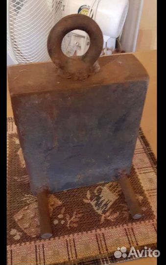 Груша для лодочного мотора и якорь