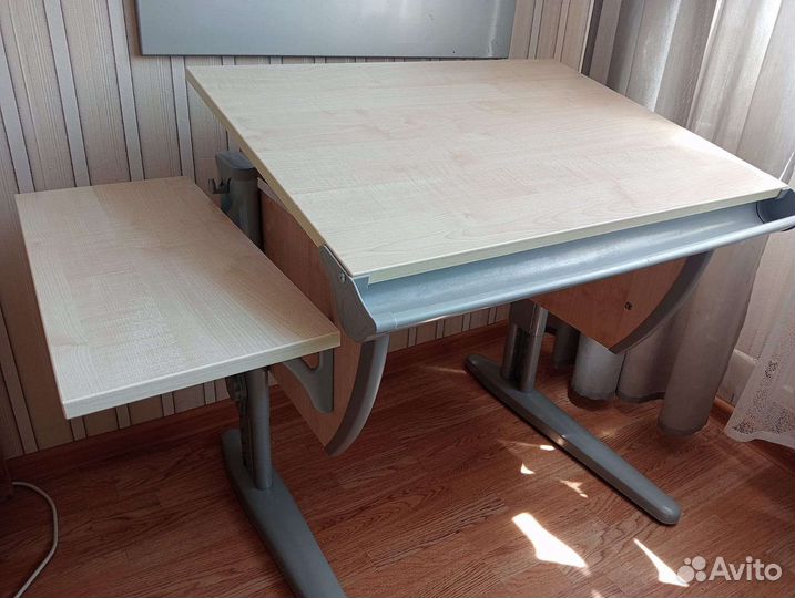 Письменный стол с регулировкой по росту Дэми