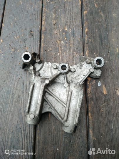 Кронштейн двигателя передний Фольксваген Т5 2.5