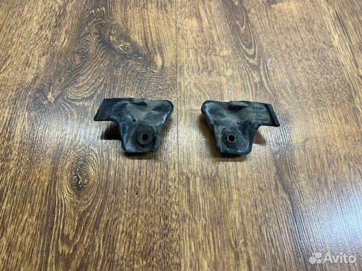 Отбойник капота Volkswagen Passat B5 седан 1.6