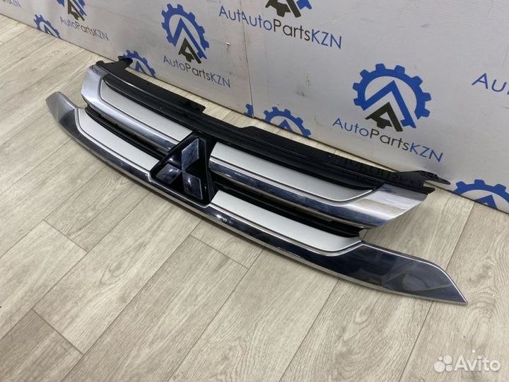 Решетка радиатора Mitsubishi Outlander 3 4J12