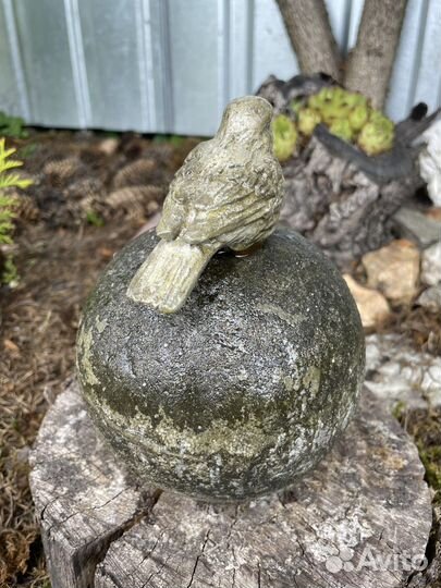 Птичка на шаре из бетона. Декор для сада