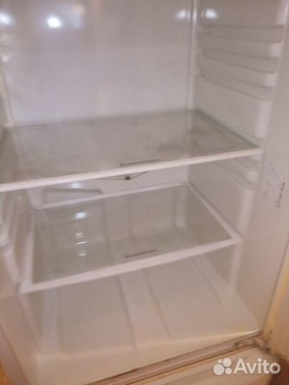 Ящики и полки холодильника аристон