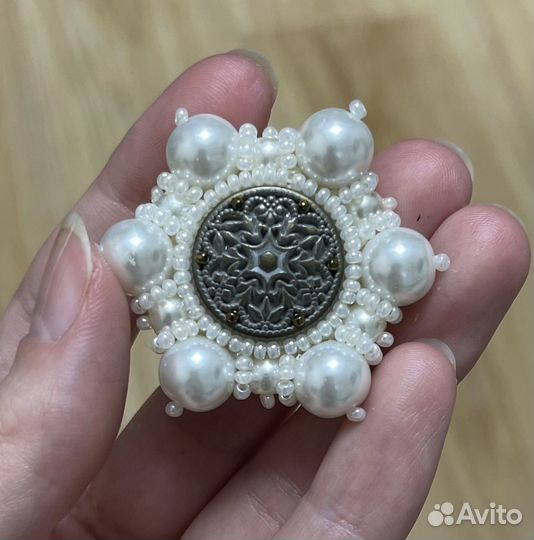 Брошь белая