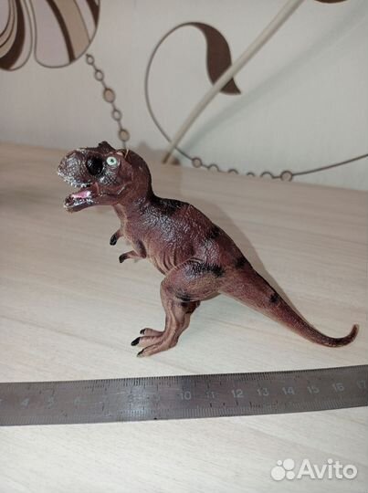 Фигурки динозавров