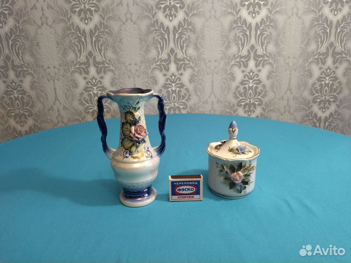 Маленькая фарфоровая вазочка и сахарница