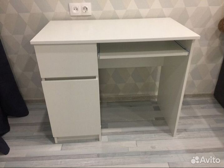 Письменный стол белый