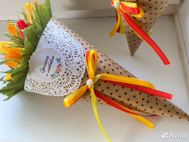 Сладкий букет-рожок из бутонов роз