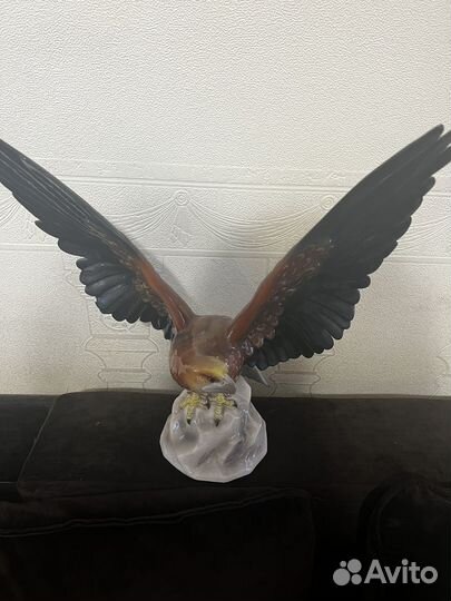 Фарфоровая статуэтка орла Hertw