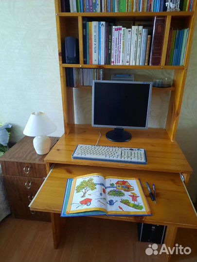 Компьютерный стол из натурального дерева с полками