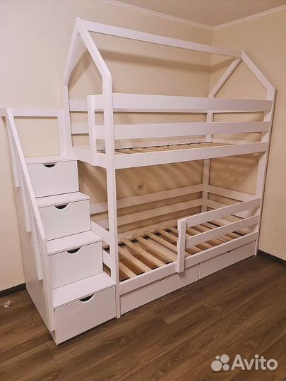 Детская двухъярусная кровать