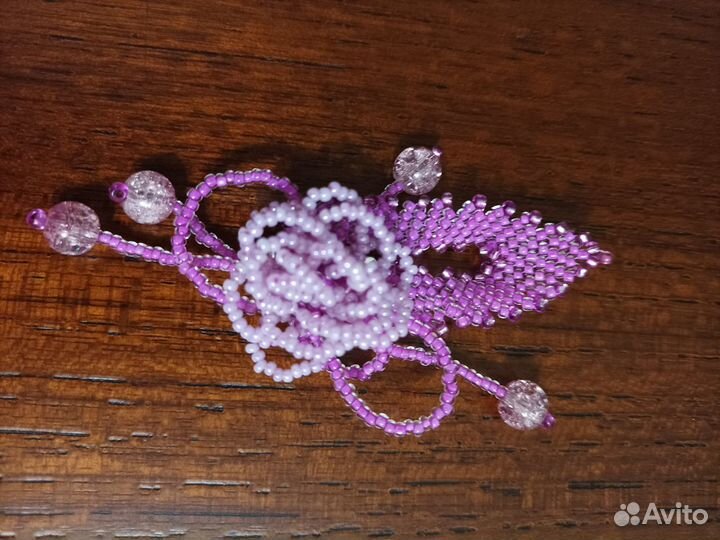 Брошь ручной работы из бисера цвет розовый