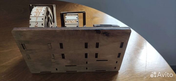 Календарь ручной из дерева