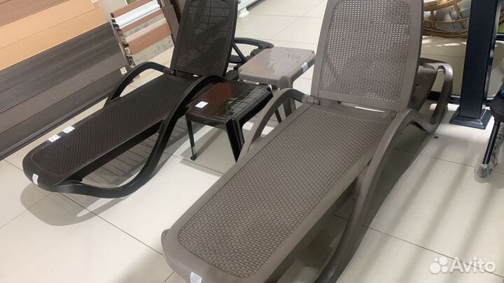 Шезлонг пластиковый