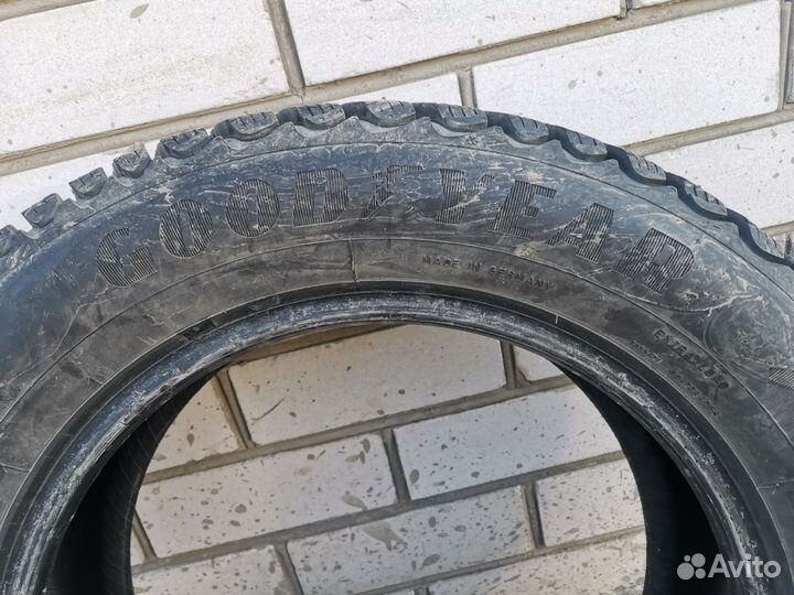Goodyear Ultragrip Ice Arctic 215/60 R16 99T