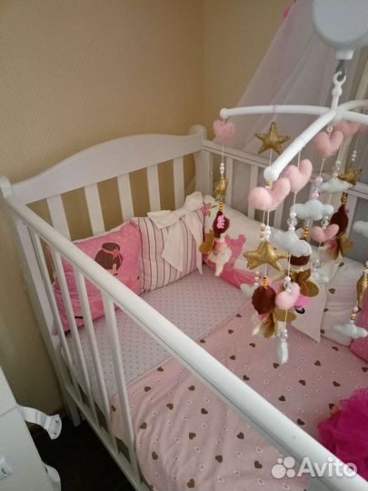 Детская кроватка с маятником и ящиком