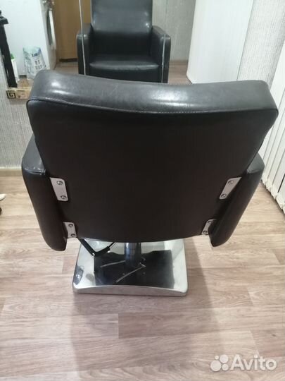 Кожанное кресло парикмахерское