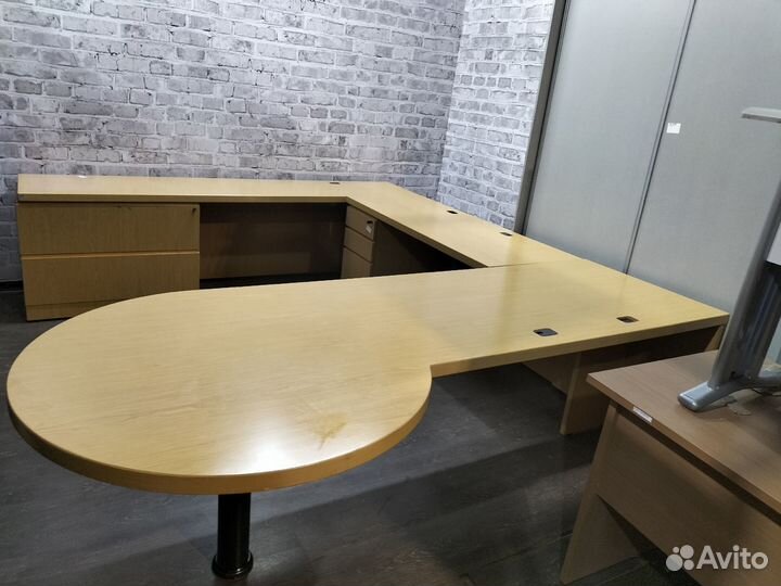 Стол руководителя с тумбами