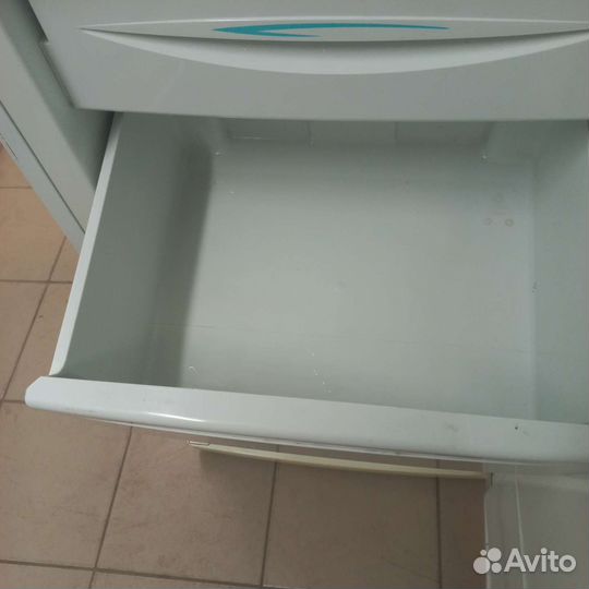 Холодильник с морозильной камерой. Доставка