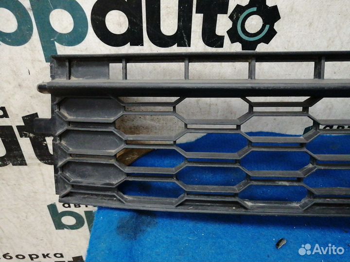 Решетка переднего бампера центр 5JA853677C Skoda