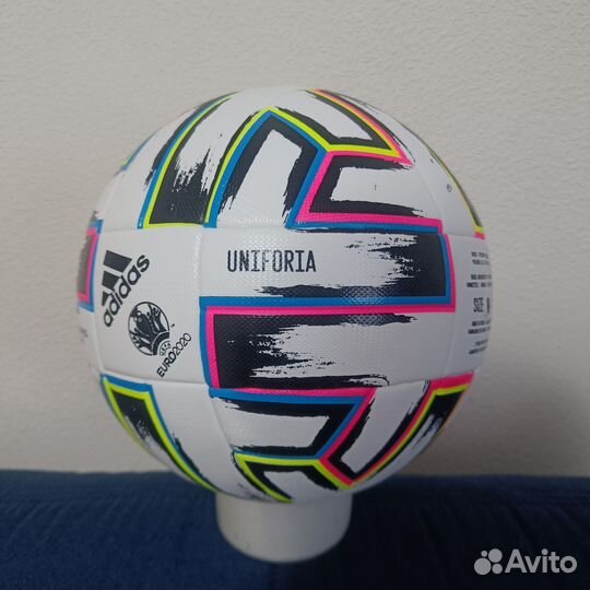 Футбольный мяч adidas uniforia