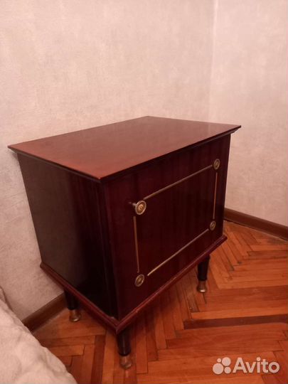 Тумба прикроватная