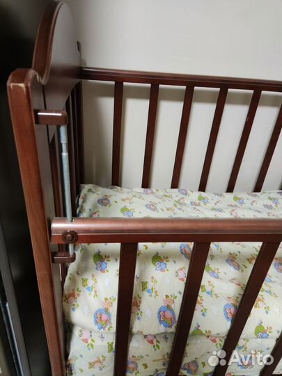Кроватка детская с маятником