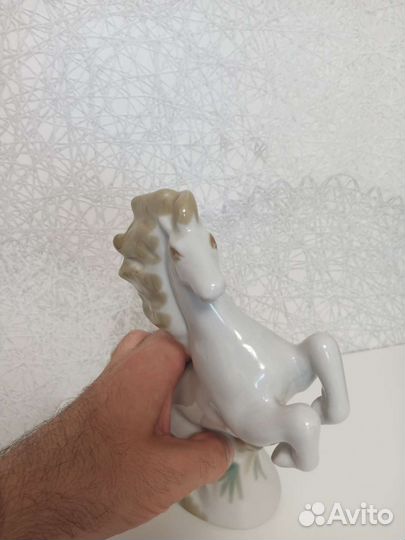 Фарфоровая статуэтка 