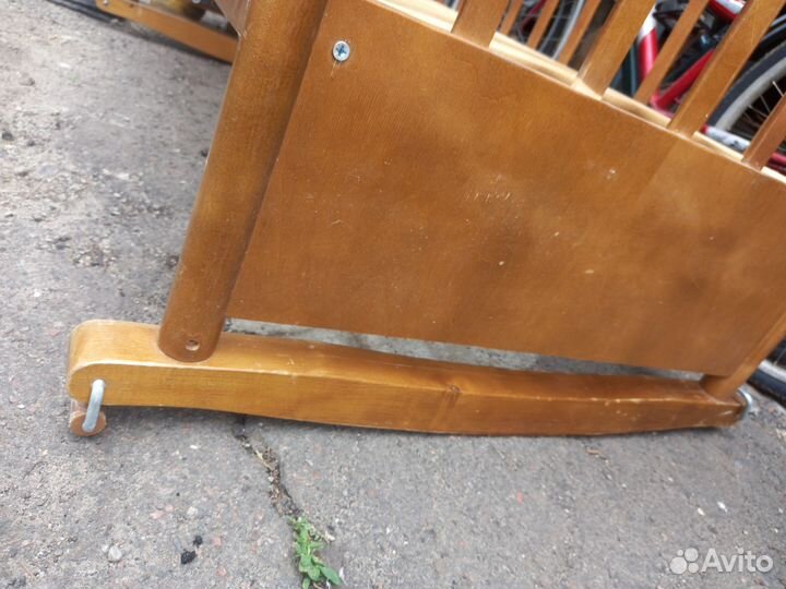 Детская кроватка с маятником