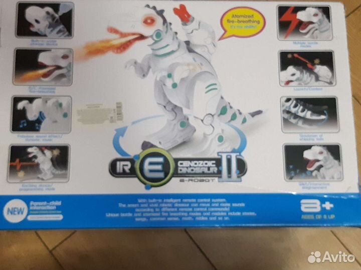 Робот динозавр на пульте управления