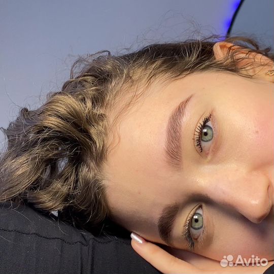 Модель на брови