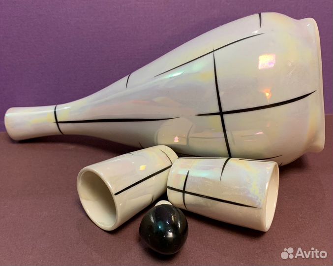 Фарфоровый графин с рюмками