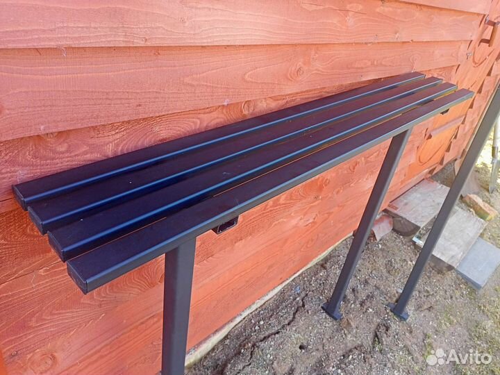 Скамейка и столик на кладбище