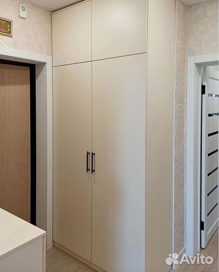 Шкаф распашной с полками