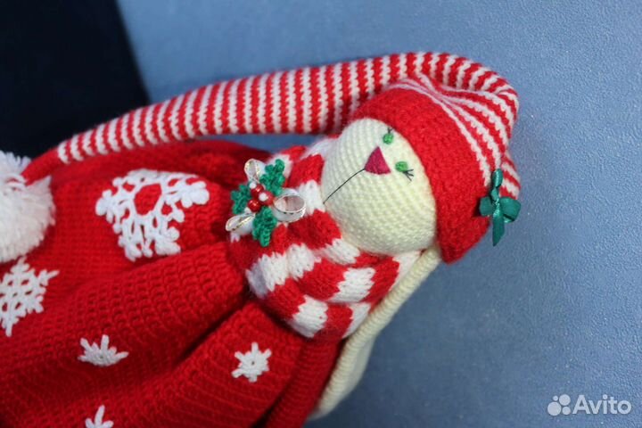 Вязаная игрушка-зайка