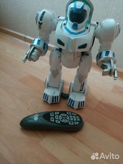 Робот трансформер на пульте